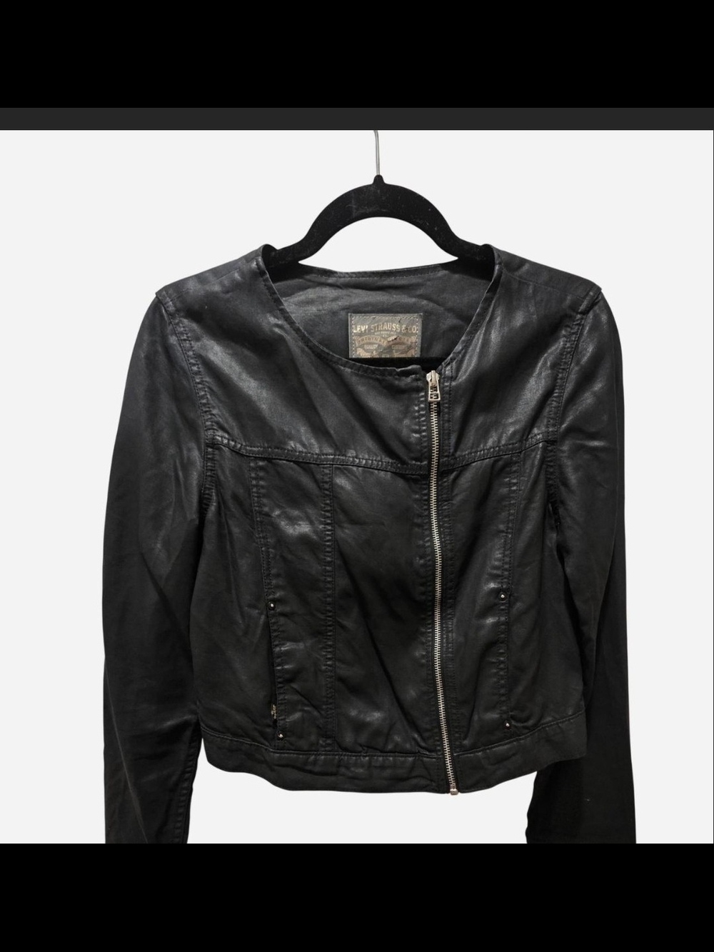 Y2k style Levi's black cropped faux leather jacket features a collarless design